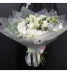 Букет из белых эустом и белых гвоздик с эвкалиптом.