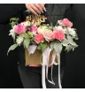 композиция из розовых роз и белых хризантем с декоративной тыквой в плайм-пакете