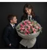 букет из розовых и светло-розовых кустовых и одноголовых роз с декоративной зеленью