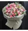 букет из розовых и светло-розовых кустовых и одноголовых роз с декоративной зеленью