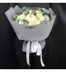 букет из белых роз с эвкалиптом и декоративной тыквой в упаковке