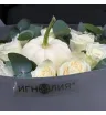 букет из белых роз с эвкалиптом и декоративной тыквой в упаковке