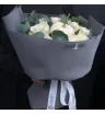 букет из белых роз с эвкалиптом и декоративной тыквой в упаковке