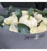 букет из белых роз с эвкалиптом и декоративной тыквой в упаковке