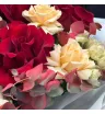 Букет из французских роз бордового и кремового цвета с эвкалиптом