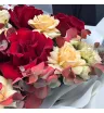 алые и персиковые французские розы с эвкалиптом