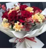 Букет из французских роз бордового и кремового цвета с эвкалиптом