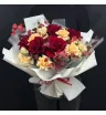 Букет из французских роз бордового и кремового цвета с эвкалиптом
