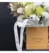 композиция из белых роз, гортензии, кустовой хризантемы, эустомы и сухоцветов в шляпной коробке