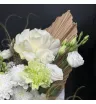 композиция из белых роз, гортензии, кустовой хризантемы, эустомы и сухоцветов в шляпной коробке