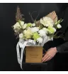 композиция из белых роз, гортензии, кустовой хризантемы, эустомы и сухоцветов в шляпной коробке