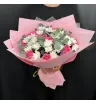 Букет из розовых роз и белых хризантем с эвкалиптом.