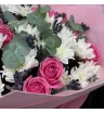 Букет из розовых роз и белых хризантем с эвкалиптом.