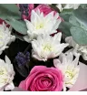 Букет из розовых роз и белых хризантем с эвкалиптом.