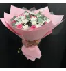 Букет из розовых роз и белых хризантем с эвкалиптом.