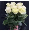Букет из 11 белых эквадорских роз без упаковки в руках флориста