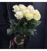 Букет из 11 белых эквадорских роз без упаковки в руках флориста