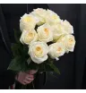 Букет из 11 пионовидных эквадорских роз Кэнди Лайт(Candy Light) кремового оттенка без упаковки в руках