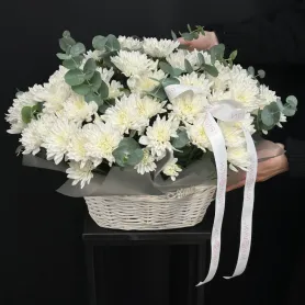 Корзина из белых кустовых хризантем с эвкалиптом