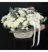 Корзина из белых кустовых хризантем с эвкалиптом