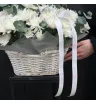 Корзина из белых кустовых хризантем с эвкалиптом