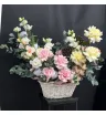 Композиция из французских роз,эустомы и эвкалипта в белой корзине