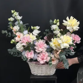 Композиция из французских роз,эустомы и эвкалипта в белой корзине