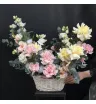 Композиция из французских роз,эустомы и эвкалипта в белой корзине