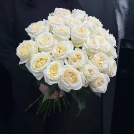 25 белых пионовидных роз Эквадор &bdquo;Кэнди Лайт&ldquo; в букете