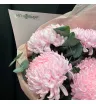 букет из 7 одноголовых розовых хризантем с эвкалиптом в розовой упаковке