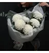 букет из 7 одноголовых белых хризантем с эвкалиптом в белой упаковке
