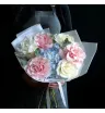 букет из розовых и белых французских роз, голубой гортензии и эвкалипта