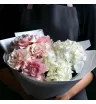 букет из нежно-розовых французских роз и белой гортензии в светлой упаковке