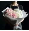 букет из нежно-розовых французских роз и белой гортензии в светлой упаковке