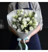 букет из 7 белых эустом и эвкалипта в светлой упаковке
