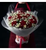 красные розы и ромашки в букете.