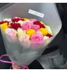 Букет из 25 разноцветных кенийских роз.