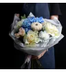 Букет из белых французских роз, голубой гортензии и декоративной тыквы.