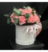 розовые гвоздики с эвкалиптом в коробке