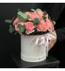 розовые гвоздики с эвкалиптом в коробке