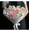 Букет из розовых французских роз и белых альстромерий.