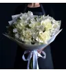 букет из белых французских роз и альстромерии.