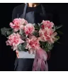 композиция в ящике из розовых французских роз и эвкалипта.