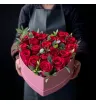 21 красная роза с эвкалиптом в коробке-сердце