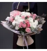 букет из кустовых розовых роз, белых кустовых хризантем и розовой гортензии с эвкалиптом