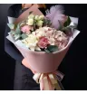 букет из розовой гортензии, розовых и кремовых роз и кремовых гвоздик с эвкалиптом