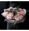 букет из 21 розовой французской розы с эвкалиптом