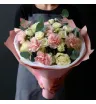 букет из розовых гвоздик и белых роз с эвкалиптом.