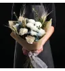 Букет из белых гвоздик с колосками пшеницы и эвкалиптом.