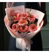 букет из персиково-оранжевых садовых роз сорта Мандарин с ваксфлауэром в светлой упаковке